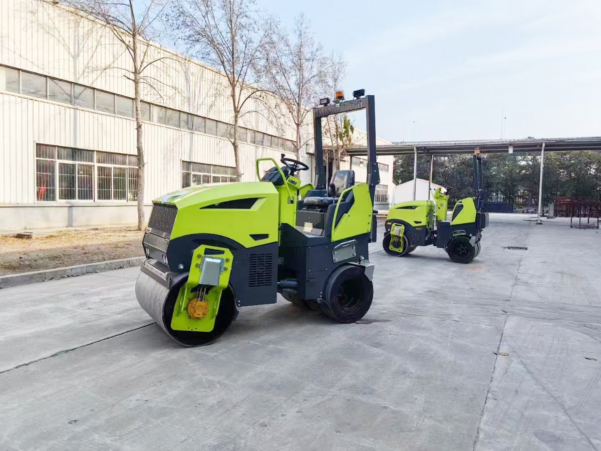 山東思拓瑞克公司8臺(tái)雙輪鋼膠輪座駕壓路機(jī)出口德國法蘭克福市